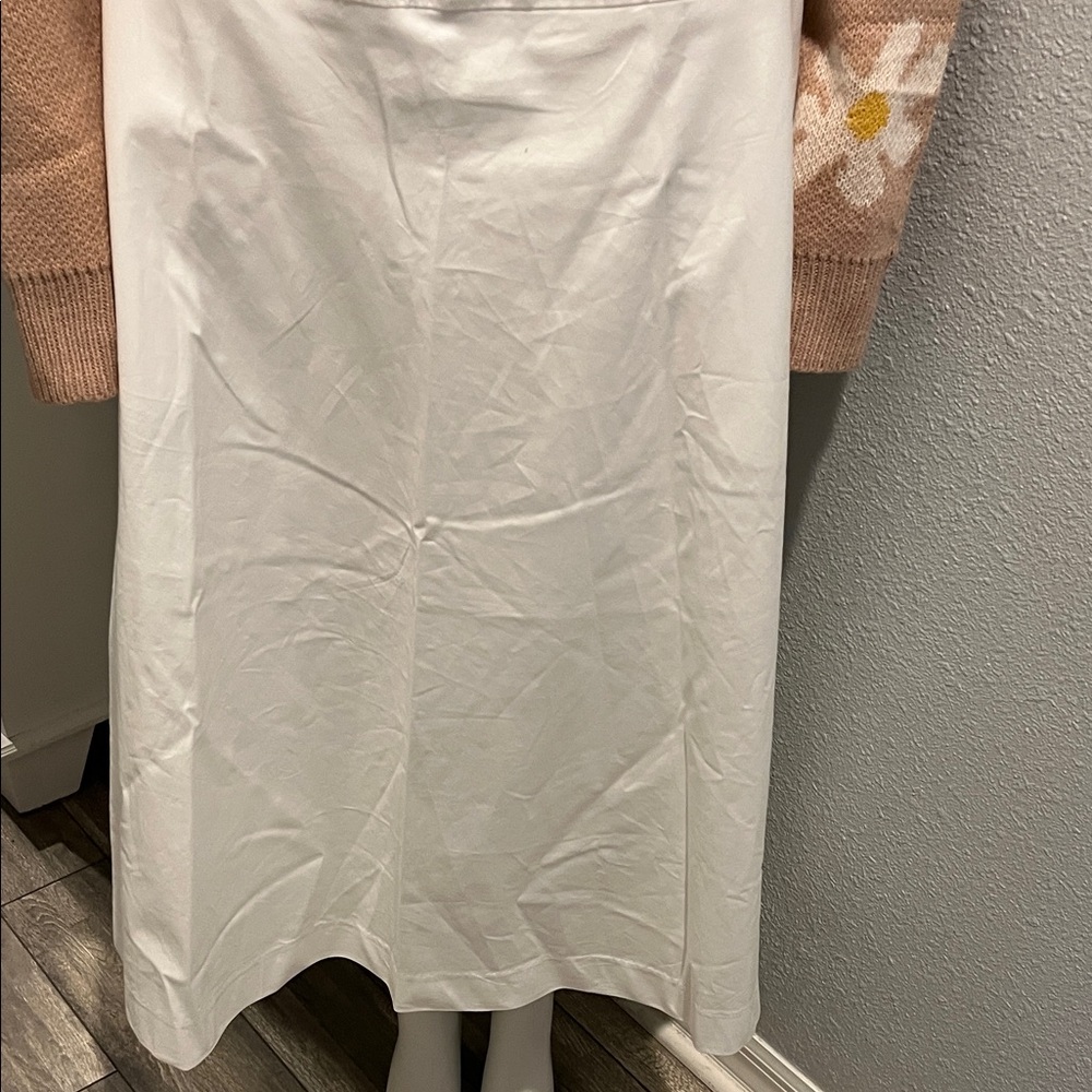 Elegant White Women's Skirt beautiful has pockets. This is an 8 petite.